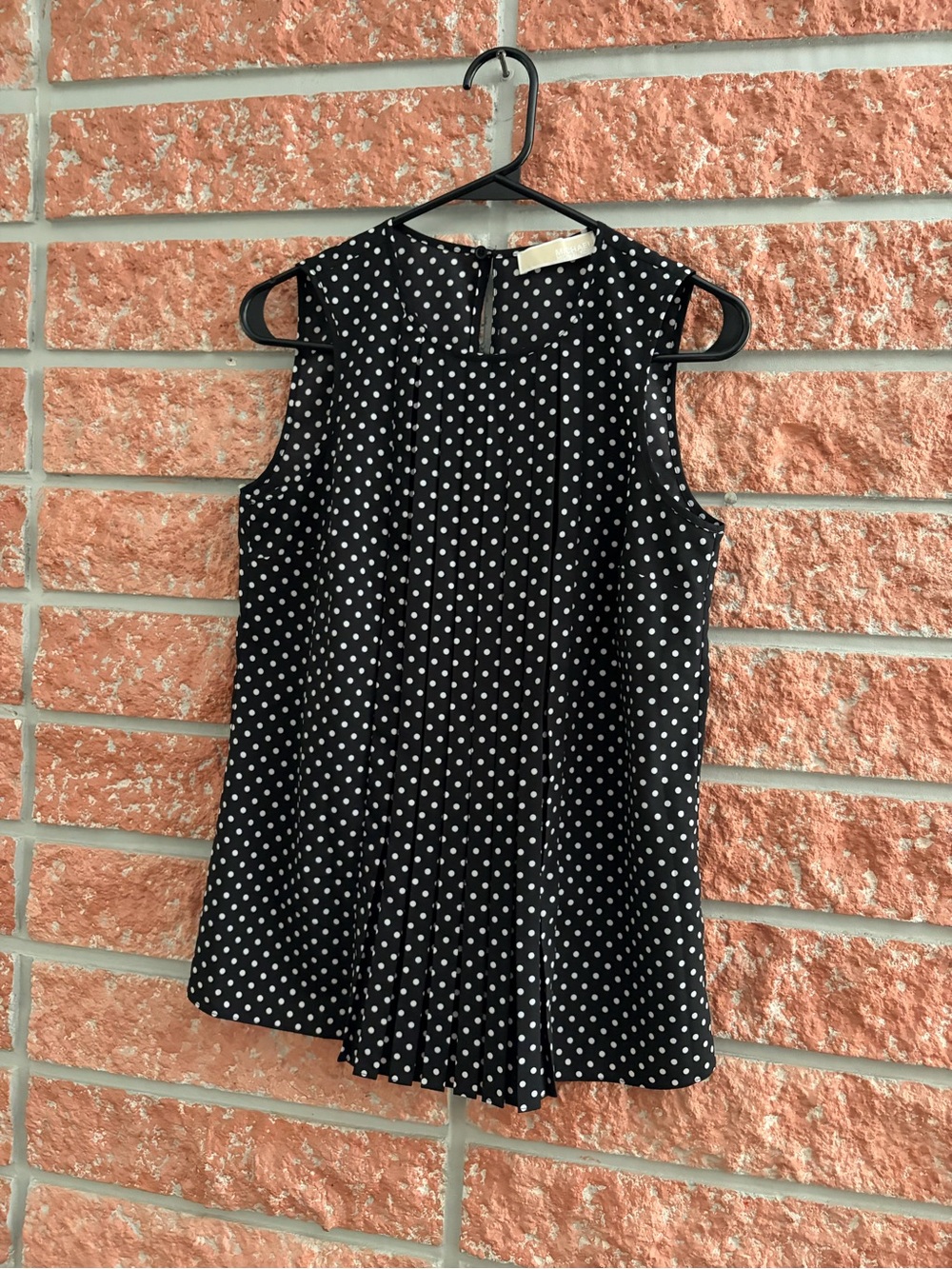 🌟 Michael Kors Black & White Polka Dot Sleeveless Pleated Blouse